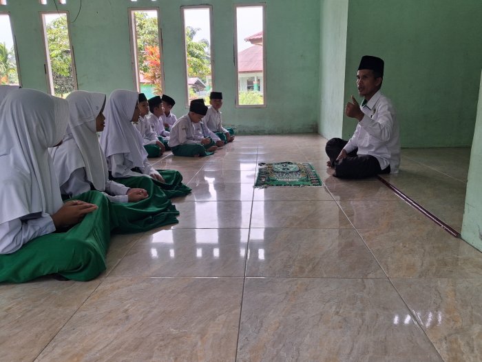 Guru Agama MIN 2 Tebo Ajarkan Tata Cara dan Niat Mempersiapkan Kain Kafan Secara Detail