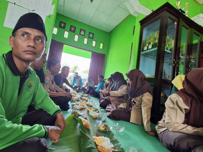 Indahnya Kebersamaan, Guru MIN 2 Tebo Makan Lesehan Beralas Daun Pisang demi Pererat Silaturahmi
