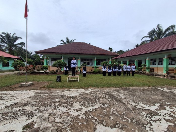 MIN 2 Tebo Gelar Upacara Peringatan HGN dan HUT PGRI ke-80
