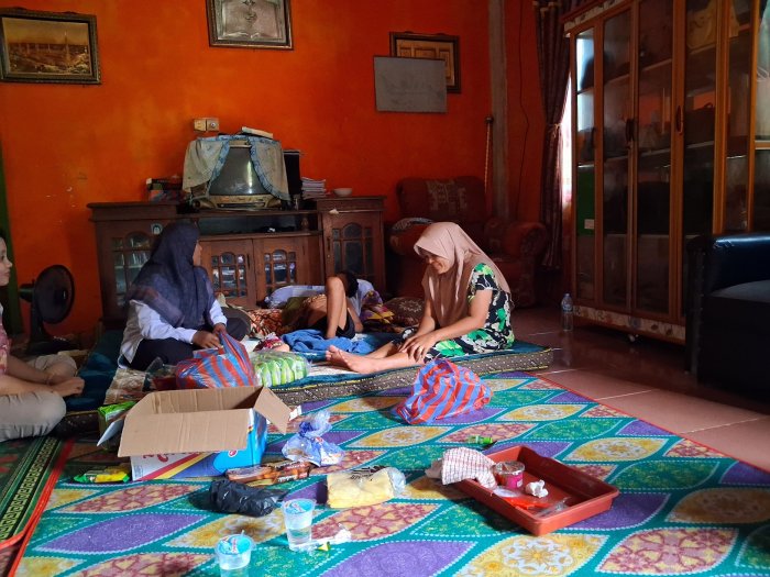 Aksi Simpati Guru: Bukti Kasih Sayang Keluarga Besar MIN 2 Tebo untuk Siswa Kelas 2 yang Lagi Sakit