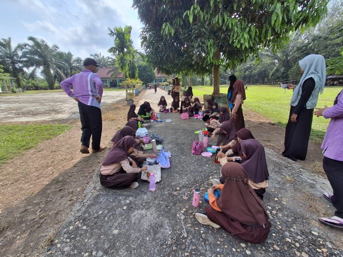 Kebersamaan di Madrasah Siswa MIN 2 Tebo Gelar Makan Bersama Usai Kegiatan Muhadoroh Kebersamaan di Madrasah Siswa MIN 2 Tebo Gelar Makan Bersama Usai Kegiatan Muhadoroh
