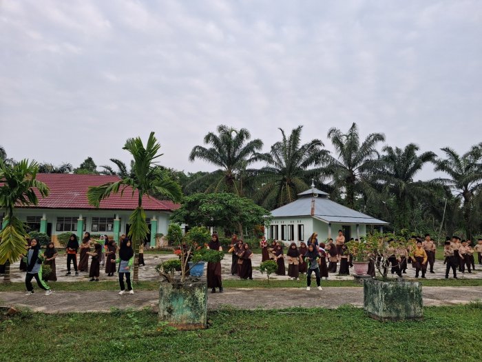 Tingkatkan Imunitas, Seluruh Siswa MIN 2 Tebo Bersemangat Senam Bersama