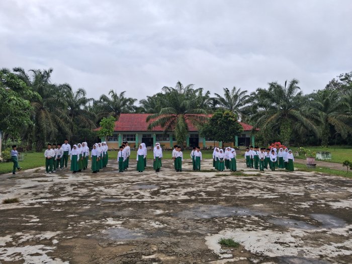 Penuh Semangat! Siswa MIN 2 Tebo Tak Pernah Absen Kibarkan Merah Putih di Awal Pekan