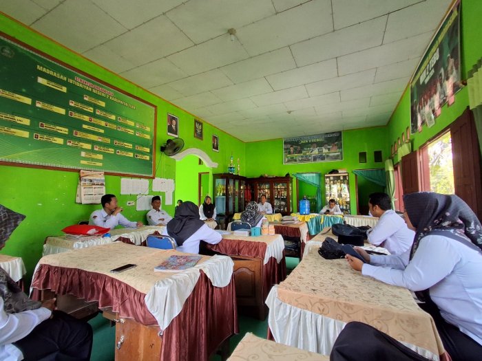 Sampaikan Arahan Penting, Kepala MIN 2 Tebo Pimpin Briefing Rutin Guru dan Staf Setiap Pagi
