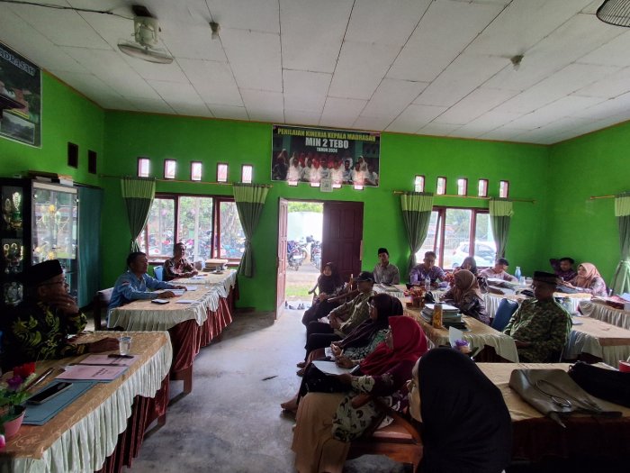 Perkuat Kinerja Madrasah, MIN 2 Tebo Gelar Rapat Pembagian Tugas Guru dan Staf