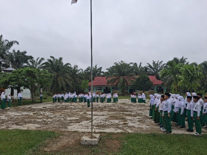 Dari Lagu Kebangsaan Hingga Pesan Moral: Upacara Bendera Bangkitkan Gairah Belajar