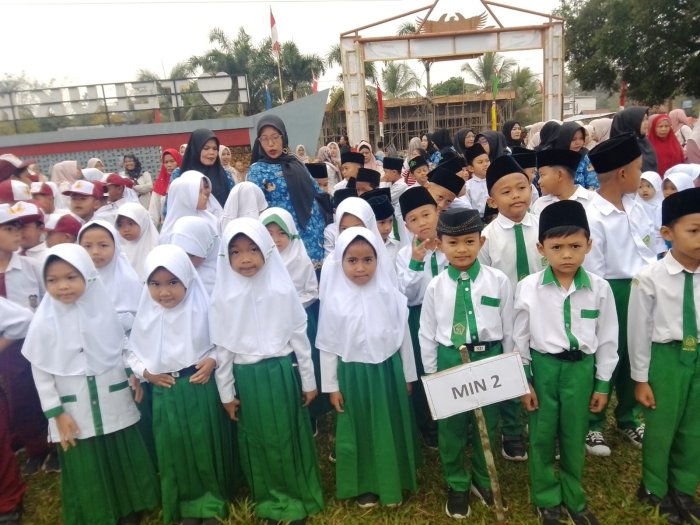 MIN 2 Tebo Tampil Antusias Ikuti Upacara Peringatan HUT Kemerdekaan RI ke-81 di Desa Teluk Kuali