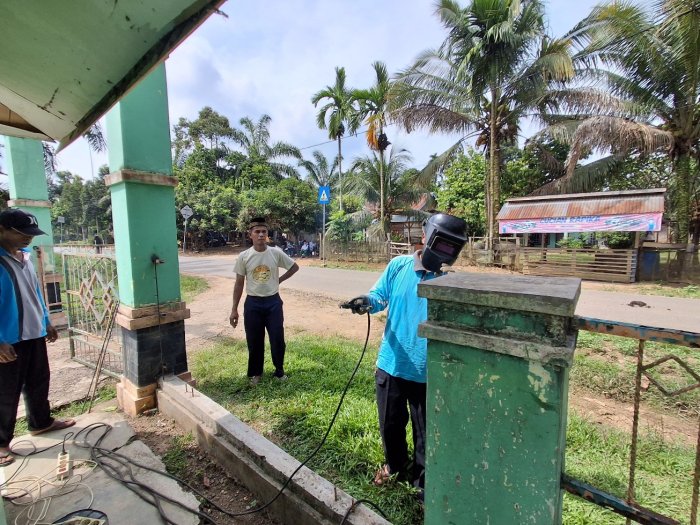 Wujud Kepedulian Lingkungan, Kepala MIN 2 Tebo Turun Tangan Las Gerbang Madrasah