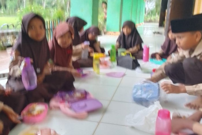 MIN 2 Tebo Gelar Sarapan Pagi Bersama Siswa