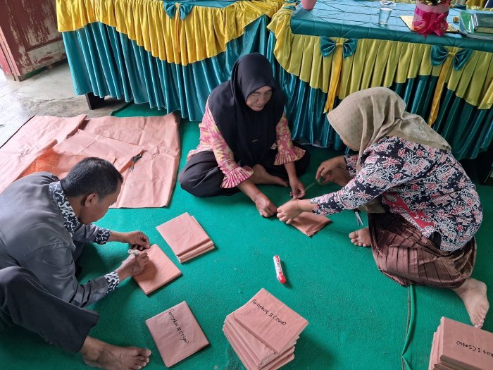 Apresiasi Prestasi, Guru MIN 2 Tebo Sibuk Siapkan Hadiah Spesial untuk Juara Kelas