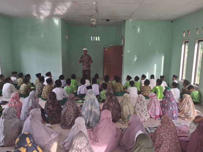 Tausiyah Singkat Bapak Junaidi Hangatkan Semangat Belajar Siswa di MIN 2 Tebo