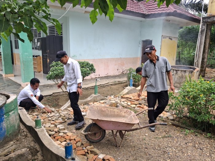 Wujudkan Kenyamanan Ibadah, Guru MIN 2 Tebo Kompak Gotong Royong Timbun Area Wudu