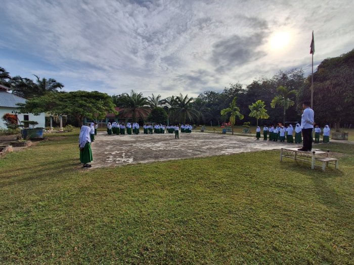 MIN 2 Tebo Gelar Upacara, Aksi Petugas Kelas III Bacakan UUD 1945 dan Janji Siswa Tanpa Melihat Teks Curi Perhatian