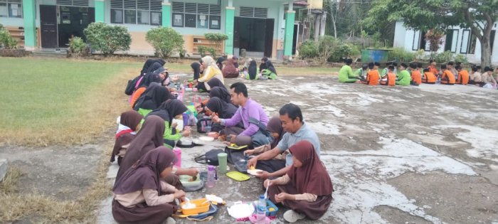 MIN 2 Tebo Terapkan Pembelajaran Karakter Lewat Aksi Sederhana: Makan Bersama di Lapangan Terbuka