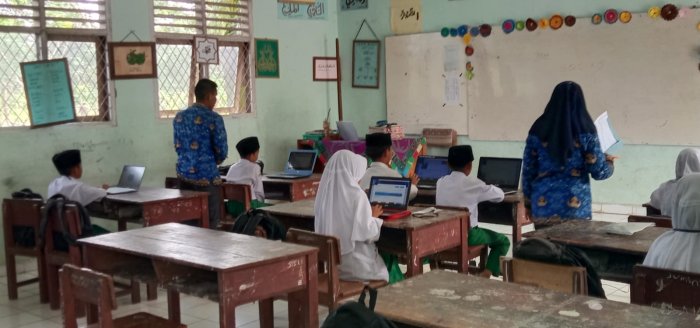 ANBK Hari Pertama di MIN 2 Tebo Berjalan Lancar, Pengawas Madrasah Turut Memantau