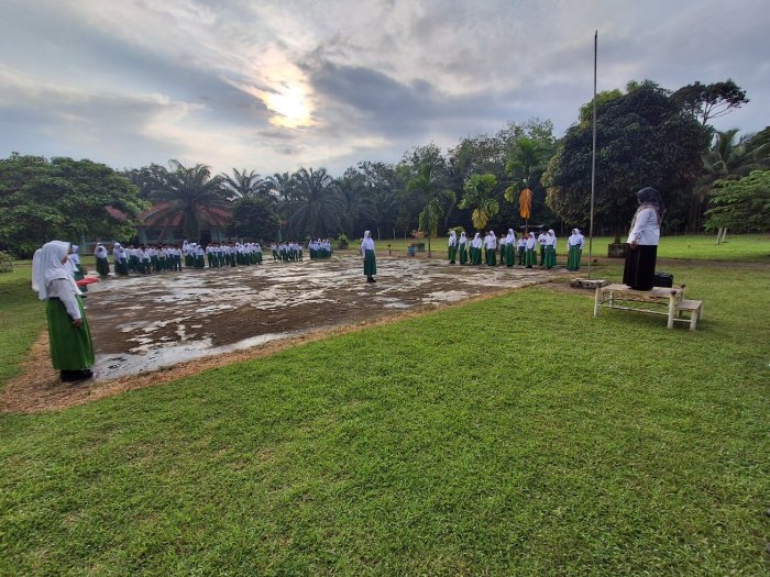Suntikan Semangat Senin MIN 2 Tebo Gelar Upacara Bendera Rutin dengan Khidmat