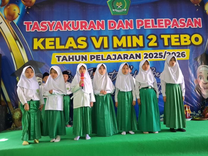Menggemaskan dan Khidmat, Penampilan Hafalan Surah Pendek Siswa Kelas 1 Pukau Hadirin di Pelepasan Kelas 6 MIN 2 Tebo