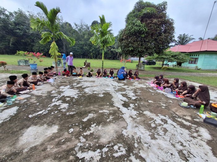Eratkan Ukhuwah, Siswa MIN 2 Tebo Santap Makan Bersama Usai Muhadoroh