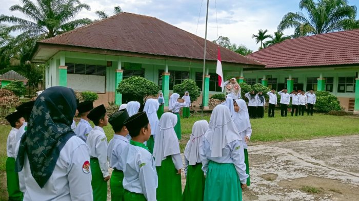Upacara Bendera di MIN 2 Tebo Jadi Momentum Pembina Ingatkan Pentingnya Hafalan UUD 1945