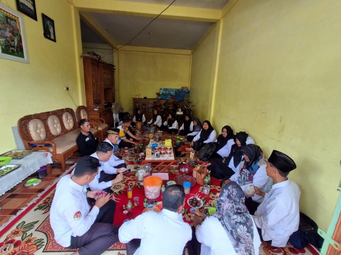 Pererat Silaturahmi, Keluarga Besar MIN 2 Tebo Gelar Halalbihalal ke Kediaman Kepala Madrasah