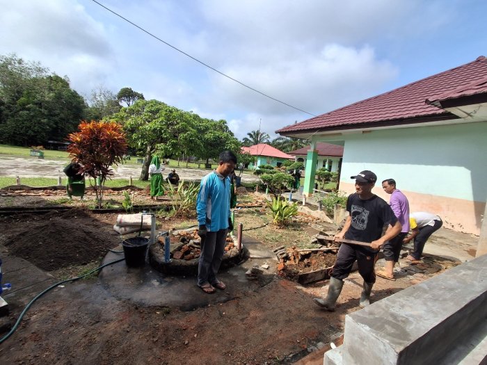 Wujudkan Kenyamanan Ibadah, Pegawai MIN 2 Tebo Kompak Gotong Royong Ngecor Lantai Tempat Wudhu
