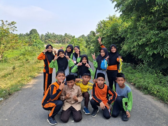 Menjelajah Sambil Sehat: Kegiatan Jalan Santai Siswa Kelas 5 MIN 2 Tebo Bikin Pelajaran PJOK Makin Seru.