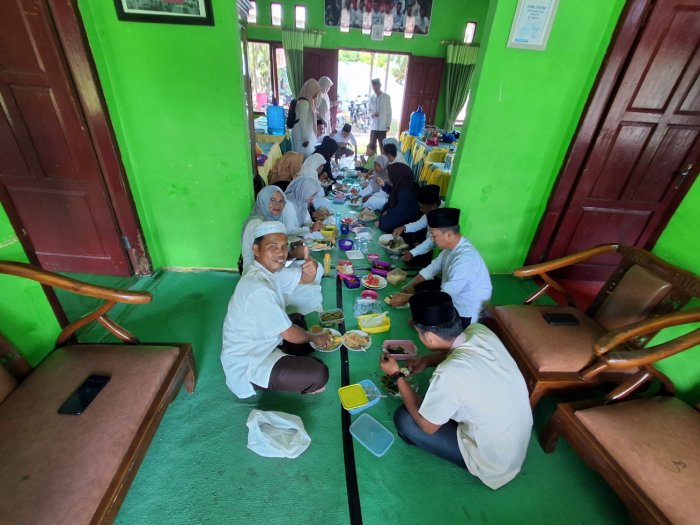 Pererat Silaturahmi, Keluarga Besar MIN 2 Tebo Gelar Tradisi Makan Lesehan Bersama