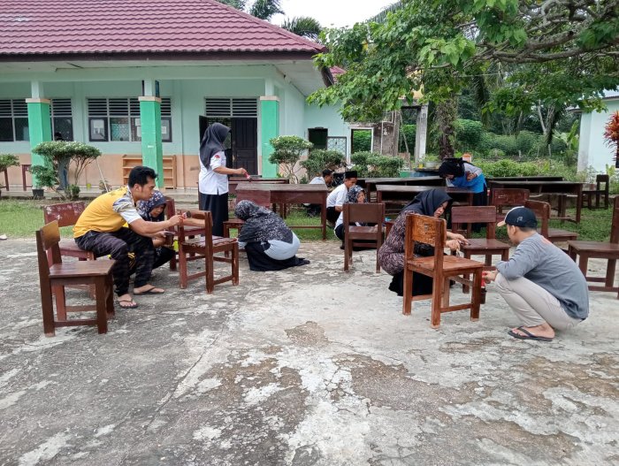 Wujud Kepedulian Lingkungan, Guru MIN 2 Tebo Kompak Gotong Royong Cat Kursi Sekolah