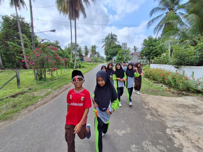 Jadikan Lingkungan Kelas, Guru PJOK MIN 2 Tebo Ajak Siswa Kelas V Bertualang Sehat dengan Jalan Santai