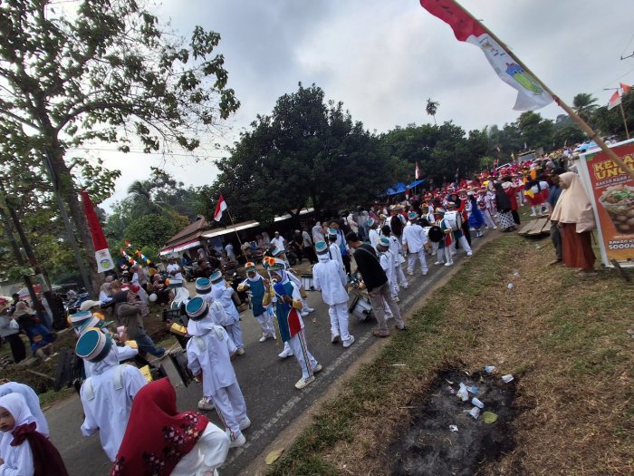 MIN 2 Tebo Tampilkan Atraksi Memukau di Pawai Kemerdekaan Desa Teluk Kuali