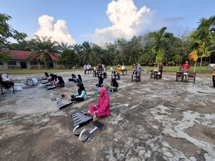 Semangat Pantang Menyerah, Anggota Drum Band MIN 2 Tebo Tetap Berlatih di Waktu Libur