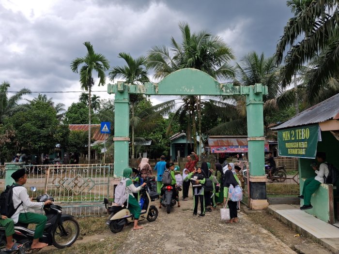 Wali Murid Antusias Jemput Anak, Ciptakan Ketertiban di Gerbang MIN 2 Tebo