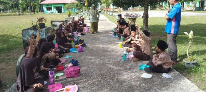 Bukan Hanya Perut Kenyang, Makan Bersama di MIN 2 Tebo Ajarkan Solidaritas