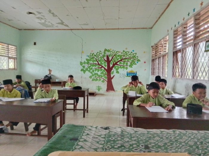 Semangat dan Tertib, MIN 2 Tebo Gelar Hari Pertama Ujian Semester 2 Semangat dan Tertib, MIN 2 Tebo Gelar Hari Pertama Ujian Semester 2