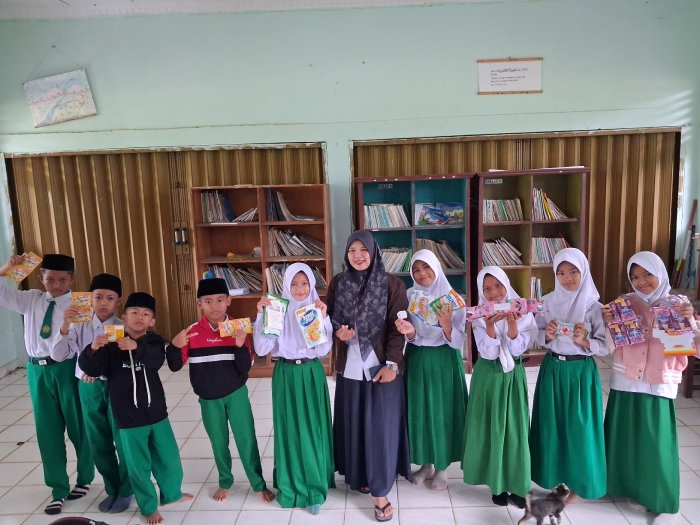 Siswa MIN 2 Tebo Beri Kejutan Ulang Tahun untuk Wali Kelas