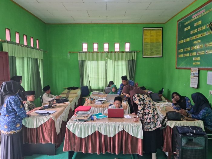 Latihan Dulu Biar Gak Grogi, Siswa MIN 2 Tebo Ikuti Geladi ANBK dengan Semangat