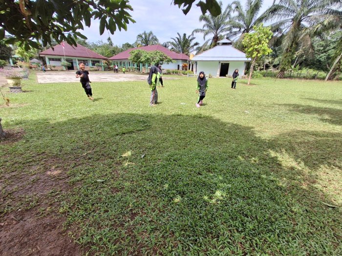 Siswa Kelas 4 MIN 2 Tebo Latihan Teknik Dasar Kasti