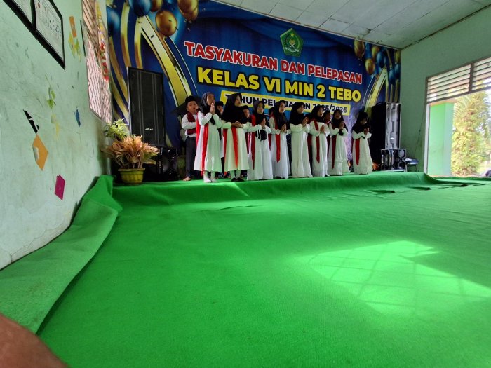 Tampil Memukau, Siswa Kelas 2 MIN 2 Tebo Sukses Bawakan Solawat di Acara Pelepasan Kakak Kelas