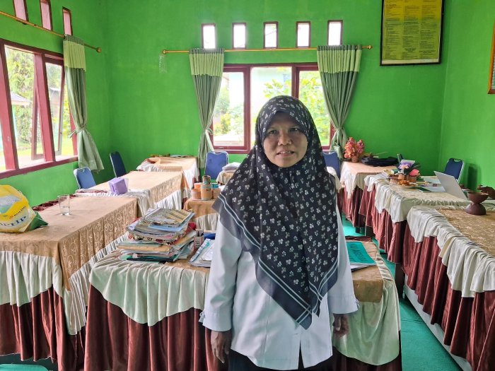 Hujan Tak Jadi Halangan, Langkah Mulia Ibu Roslina Bukti Dedikasi Seorang Guru