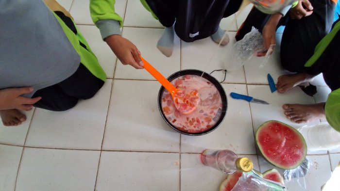 Aksi Chef Cilik MIN 2 Tebo: Kelas Memasak Penuh Tawa, Hasilnya Es Buah Nikmat