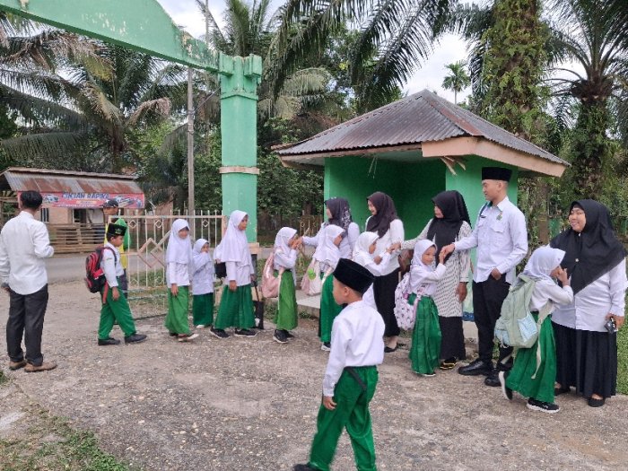 Sambutan Bukan Sekadar Formalitas, Cara MIN 2 Tebo Bangun Keterikatan Emosional dengan Siswa