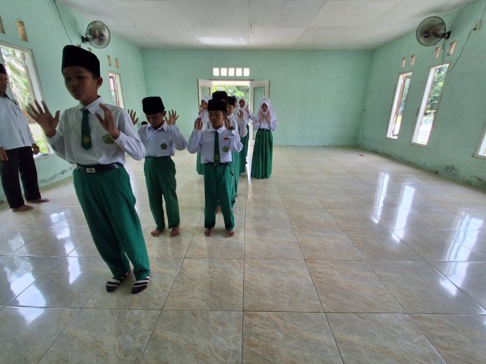 Belajar Fardu Kifayah: Siswa MIN 2 Tebo Praktik Salat Jenazah dengan Khusyuk