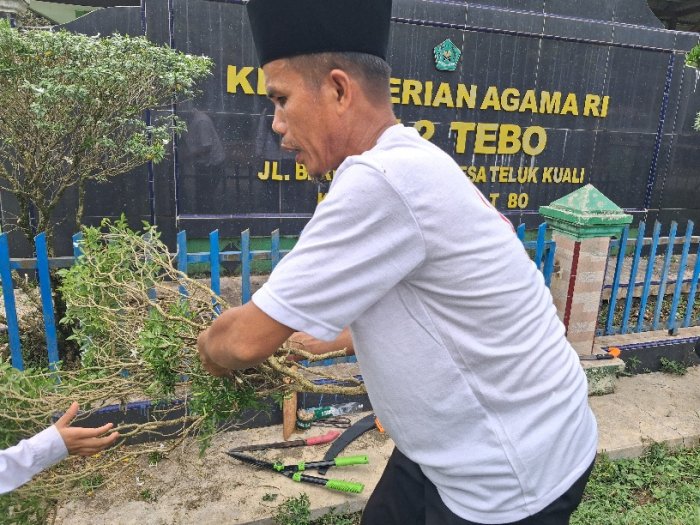 Bukan Tugas Utama, Pegawai MIN 2 Tebo Ini Rela 'Berlumur Tanah' Demi Taman Sekolah yang Indah