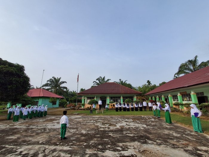 Upacara Bendera Hari Senin di MIN 2 Tebo Berlangsung Khidmat dan Lancar