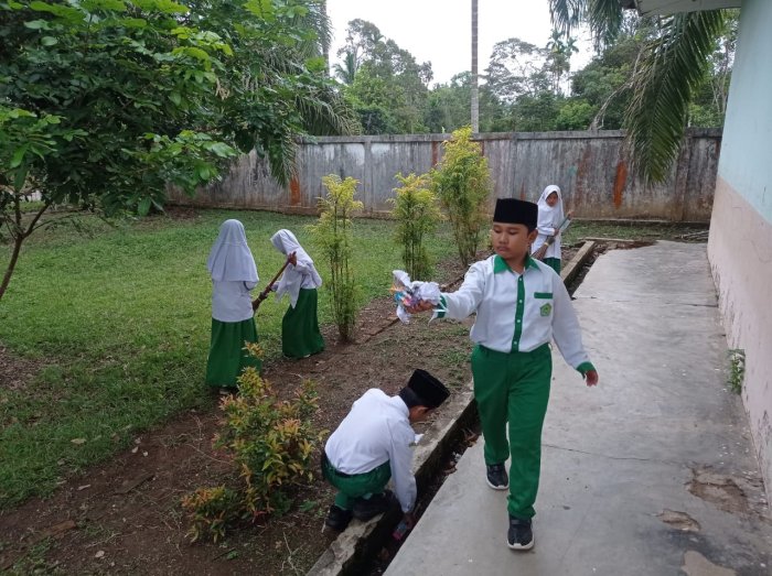 Rutinitas Pagi Siswa MIN 2 Tebo Jaga Kebersihan Sekolah
