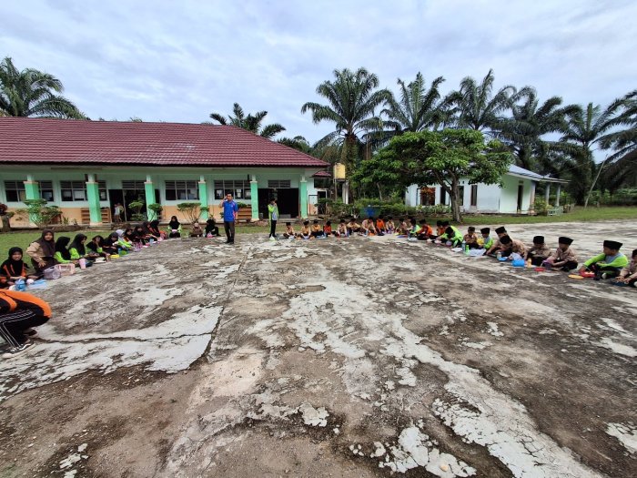 Kenyang Lalu Beraksi! Siswa MIN 2 Tebo Kompak Sapu Bersih Pekarangan Usai Makan Bareng