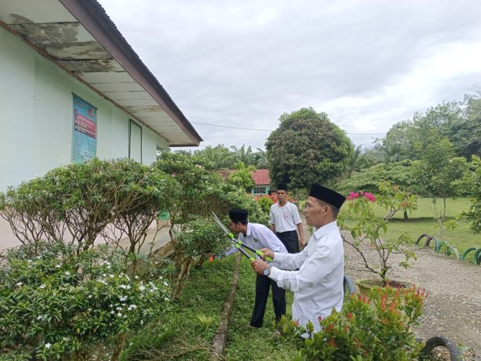 Bukan Sekadar Mengajar, Guru MIN 2 Tebo Isi Waktu Luang dengan Merawat Keindahan Sekolah