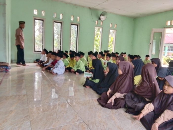 Semangat Baru, MIN 2 Tebo Awali Minggu Pertama Sekolah dengan Yasinan Bersama