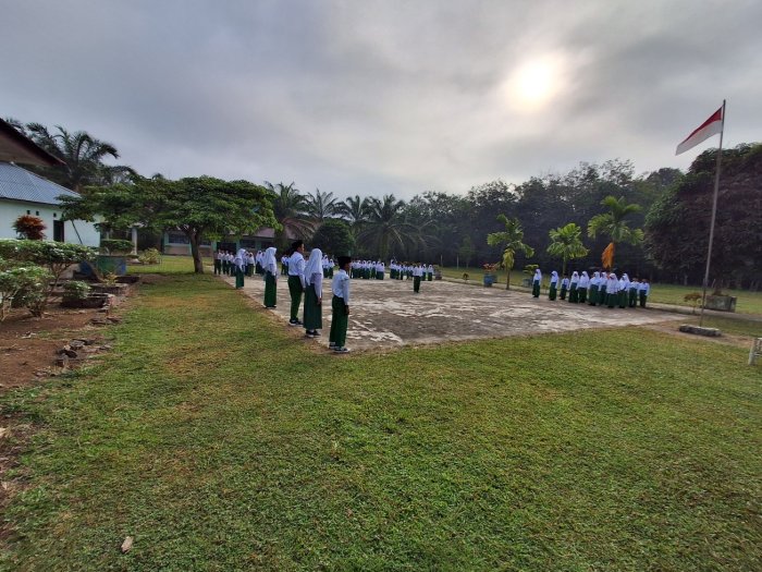MIN 2 Tebo Tanamkan Nasionalisme Lewat Barisan Rapi dan Pengibaran Bendera oleh Siswa