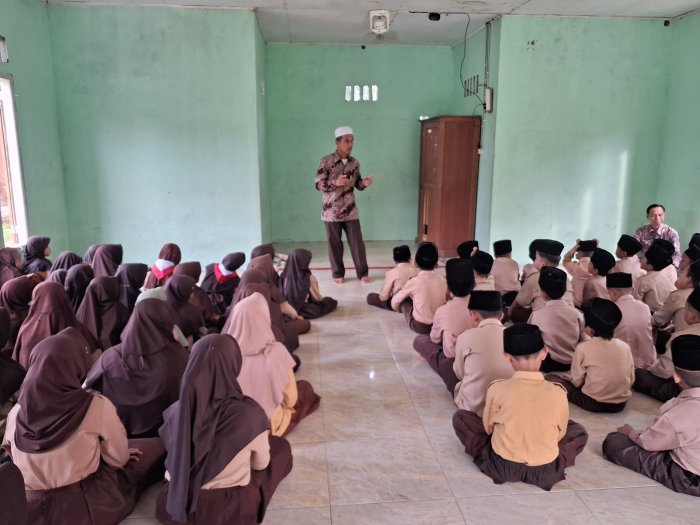 Guru Pendamping Agama Beri Materi Pembacaan Al-Fatihah Kepada Siswa MIN 2 Tebo dalam Kegiatan Muhadoroh